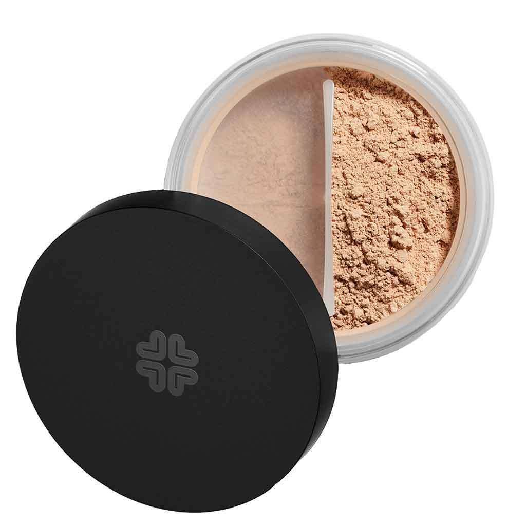 Lily Lolo mineraalimeikkipuuteri SPF15; pyöreä puuterirasia mattapintaisella mustalla kannella, jossa hillitty geometrinen kuvio, osittain avattuna hienojakoista vaalean beigeä puuteria näkyviin; sileät muovikyljet, ei tekstiä; valkoinen tausta, kuvattu ylhäältä.