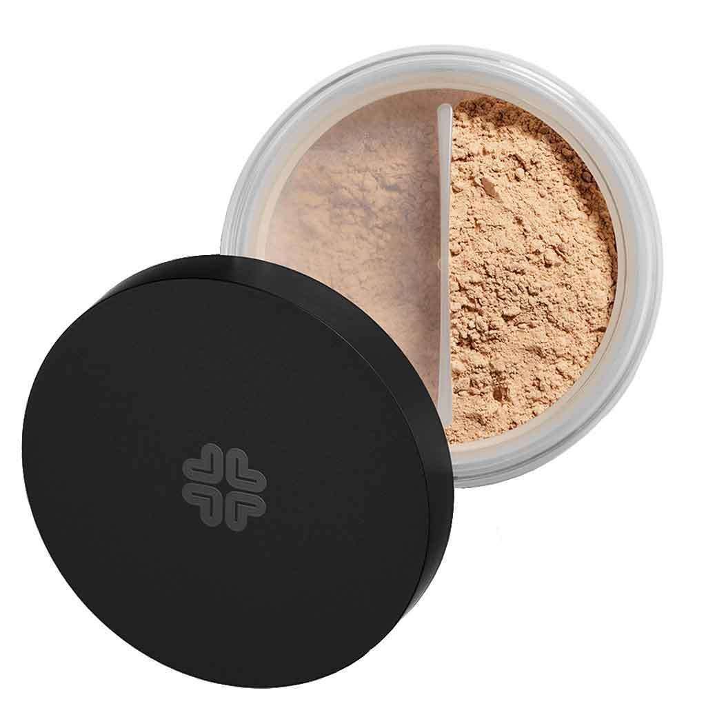 Lily Lolo mineraalimeikkipuuteri SPF15; pyöreä irtopuuterirasia mattapintaisella mustalla kannella osittain avattuna, sisällä vaaleanruskeaa puuteria valkoisen sisäisen väliseinän erottamana; ei näkyvää merkintää; lähikuva neutraalilla taustalla.