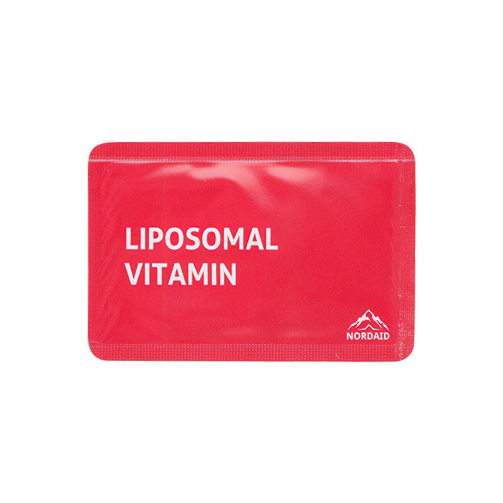 NordaID Liposomal Vitamin -pakkaus; punainen, suorakulmainen, mattapintainen pussi; tekstissä "Liposomal Vitamin", pieni valkoinen vuorilogo sekä "NordaID" oikeassa alakulmassa; groteskifontti, selkeä ja moderni, sekä suur- että pienaakkosia; pakkauksen pinta vaikuttaa sileältä; innovatiivinen liposomaalinen kaava.