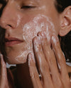 Madara ACNE Clear Skin Puhdistusgeeli; malli pesee kasvojaan vaahtoavalla geelillä