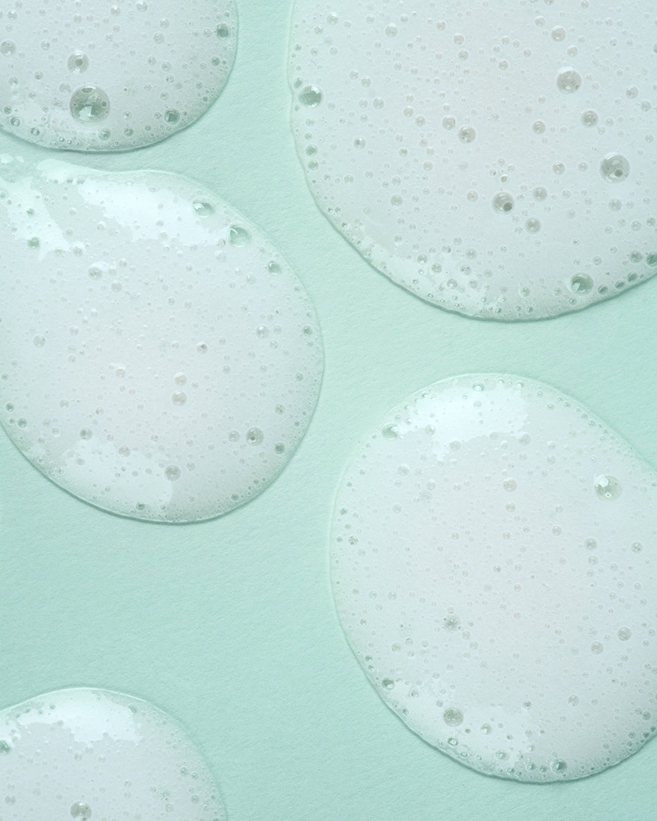 Madara ACNE Clear Skin Puhdistusgeeli; lähikuva kirkkaasta geelikoostumuksesta