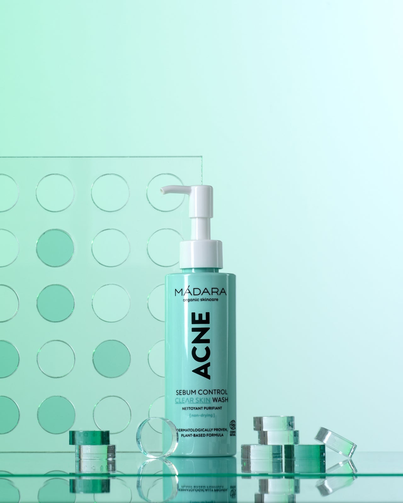 Madara ACNE Clear Skin Puhdistusgeeli; pumppupullo turkoosia taustaa vasten