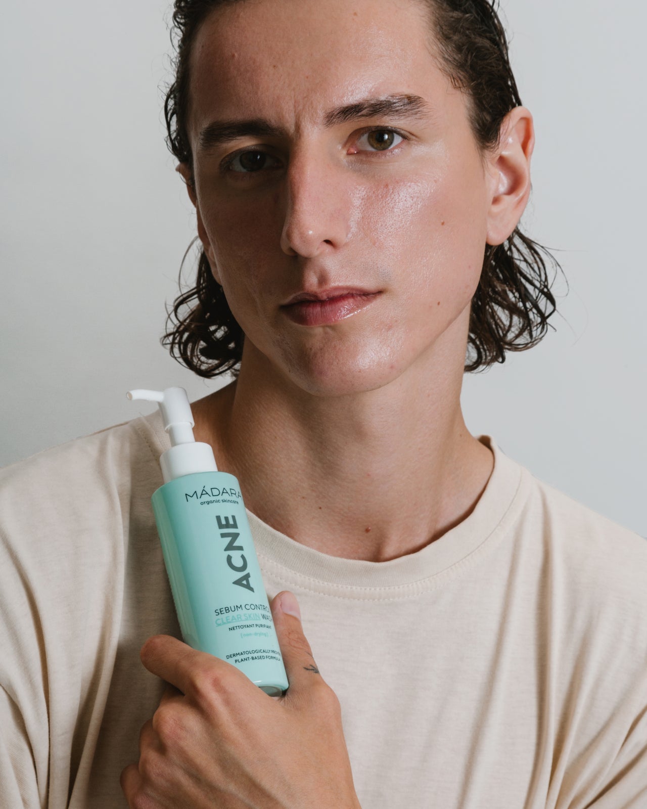 Madara ACNE Clear Skin Puhdistusgeeli; mies pitelee pumppupulloa