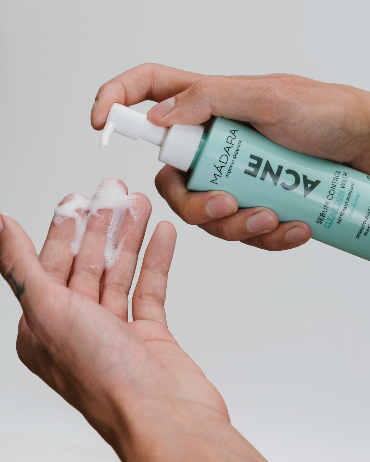 Madara ACNE Clear Skin Puhdistusgeeli; käsi annostelee geeliä pumppupullosta