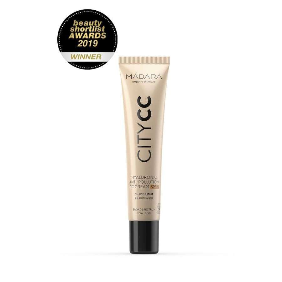 Beige tuubi, jossa lukee "MÁDARA CITYCC Hyaluronic Anti-Pollution CC Cream SPF15", pystyssä ja Beauty Shortlist Awards 2019 -voittajamerkki vasemmassa yläkulmassa; tuubi mattapintainen ja sylinterimäinen kapenevalla kärjellä; etiketin teksti tekstausvapaata, suuraakkosin valkoisella ja mustalla; tausta vaalea, ei rekvisiittaa tai ihmisiä näkyvissä; tiivis tuotekuva.