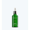 Madara Deep Moisture Vitamiiniöljy; vihreä lasinen tiputinpullo tekstillä "MÁDARA organic skincare Deep Moisture Vitamin Oil" pystyssä; pullo lieriömäinen kiiltäväpinnalla, päällä valkoinen tiputinkorkki; typografia valkoista ja groteskia, selkeästi painettu etuosaan; tausta vaalea ja tekstuuriton; ei ihmisiä tai käsiä kuvassa.