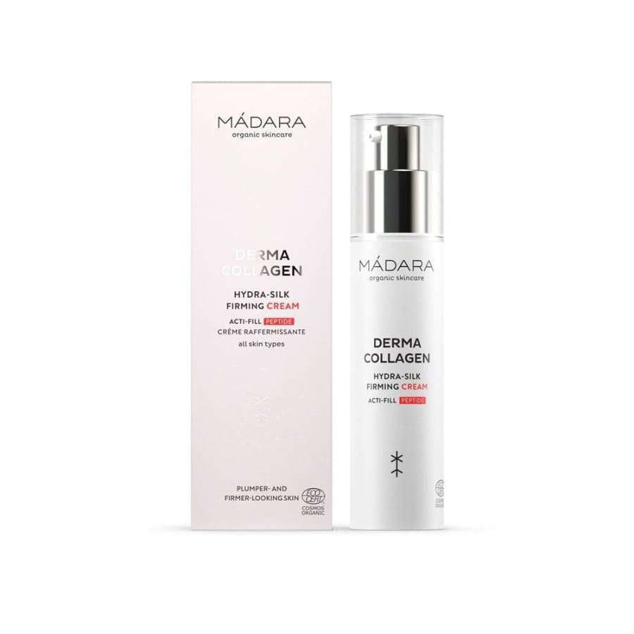 Madara Derma Collagen Hydra-Silk Firming Kasvovoide; valkoinen Mádara Derma Collagen Hydra-Silk Firming Cream -pullo pystyssä suorakulmaisen, yhteensopivan rasian vieressä; molemmat pääosin valkoisia pienin vaaleanpunaisin alueineen, minimalistista groteskitekstiä; pinta mattainen molemmissa; ei ihmisiä tai käsiä; vaalea, hyvin valaistu tausta.