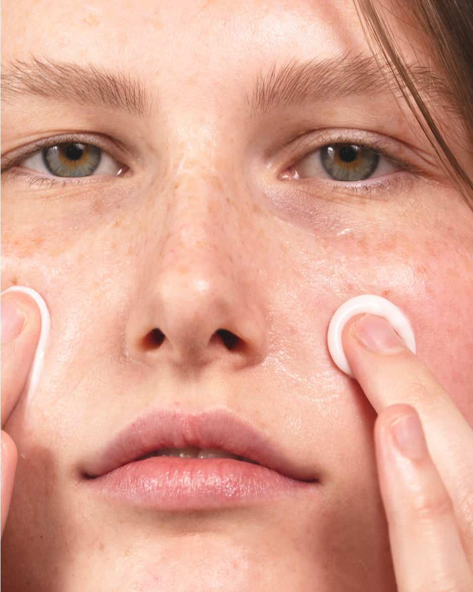 Madara Derma Collagen Hydra-Silk Firming Kasvovoide; nainen levittää voidetta poskille