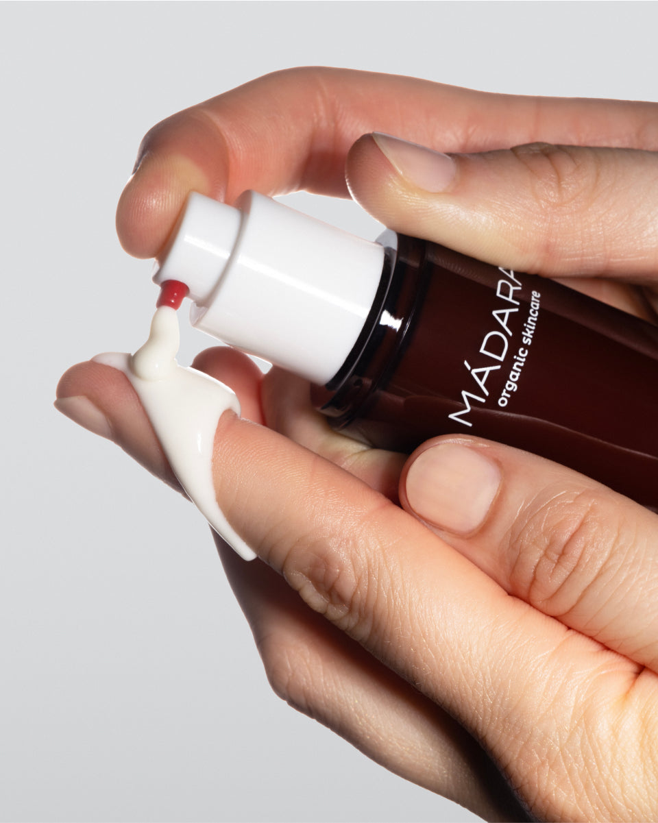 Madara Derma Collagen Hydra-Silk Firming Kasvovoide; kädet annostelevat voidetta pumppupullosta