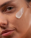 Madara Derma Collagen Night Source Yövoide; voidetta poskella lähikuvassa