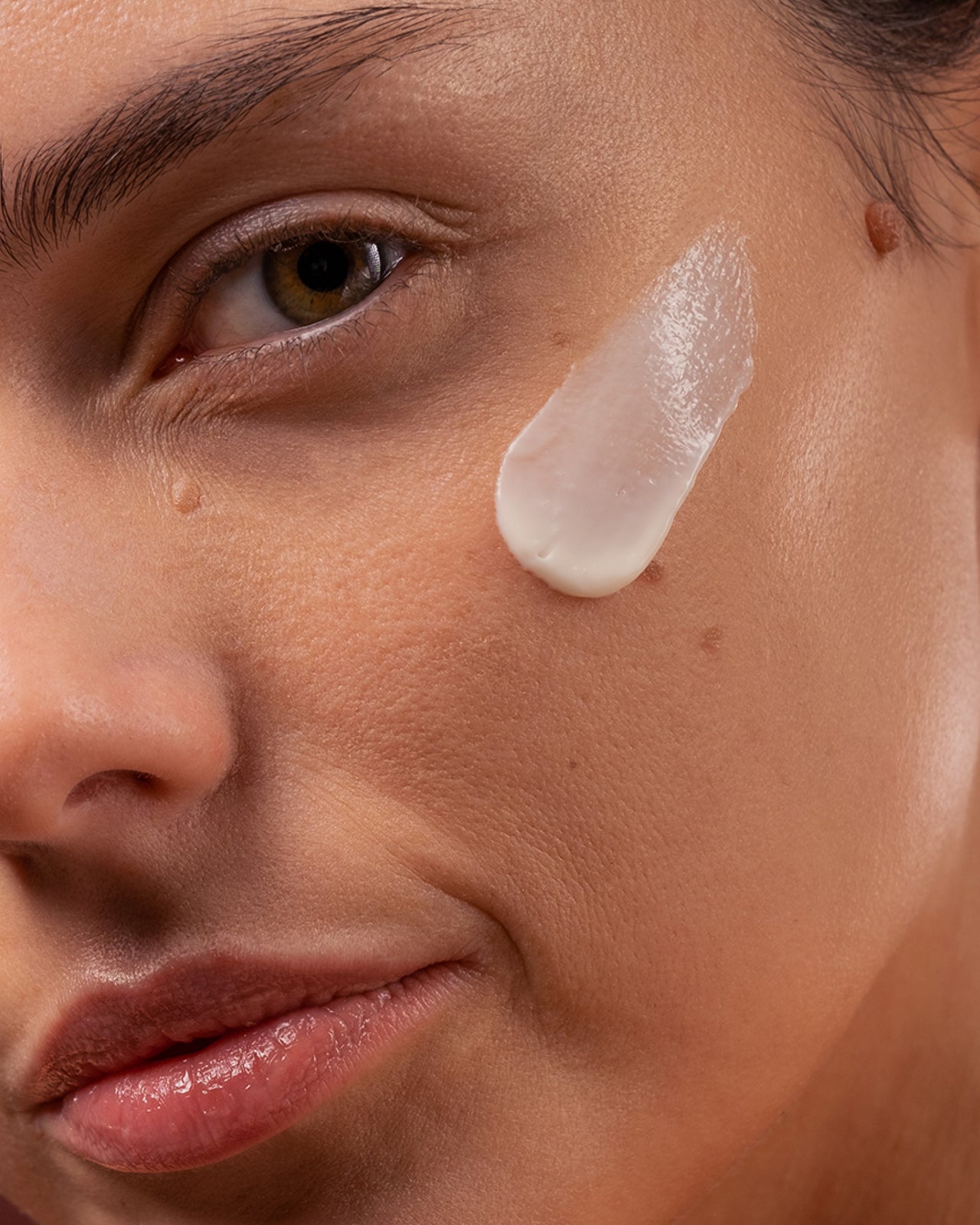 Madara Derma Collagen Night Source Yövoide; voidetta poskella lähikuvassa