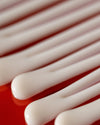 Madara Derma Collagen Night Source Yövoide; lähikuva voidekoostumuksesta punaisella taustalla