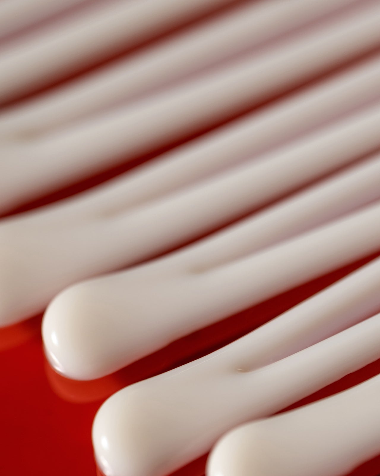 Madara Derma Collagen Night Source Yövoide; lähikuva voidekoostumuksesta punaisella taustalla