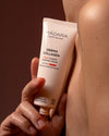 Madara Derma Collagen Night Source Yövoide; tuubi kädessä