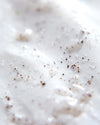 Madara Exfoliating Scrub Kuorintavoide; lähikuva kuorintavoiteen rakeisesta koostumuksesta