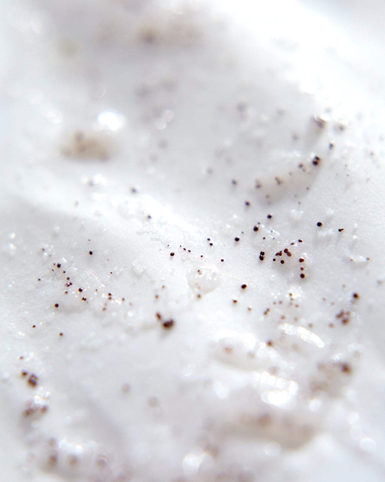 Madara Exfoliating Scrub Kuorintavoide; lähikuva kuorintavoiteen rakeisesta koostumuksesta