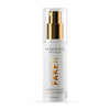 MÁDARA Organic Skincare FAKE IT Healthy Glow Self Tan Serum -itseruskettava kasvoseerumi; valkoinen muovipullo pystyssä, kultainen pumppu ja läpinäkyvä korkki; pullon pinta mattainen; etiketti groteskifontilla suuraakkosin mustana; vaalea, esineetön tausta; ei ihmisiä tai muita objekteja; ravitseva koostumus antaa iholle säteilevän, auringonpolttaman näköisen sävyn.