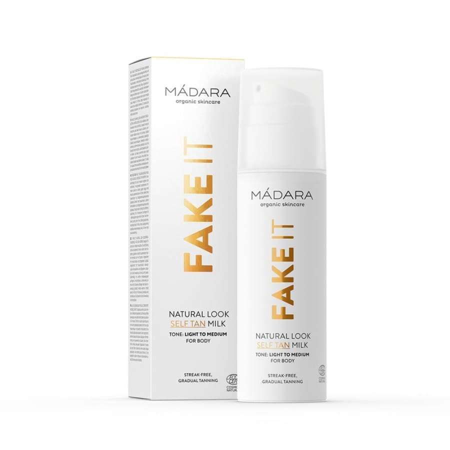 Mádara Organic Skincare Fake It Natural Look Self Tan Milk -pullo ja pakkaus, kultaista ja mustaa tekstiä; pakkauksen viimeistely mattamainen yksinkertaisella tekstausvapaalla typografialla; sekä pullo että laatikko suorakulmaisia pyöristetyin reunoin; tausta yksinkertainen, ei ihmisiä tai rekvisiittaa näkyvissä; luomutuote asteittaiseen ruskettumiseen, sopii vaaleille ja keskitummille ihotyypeille.