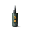 MÁDARA BOOST 3-in-1 Growth-Boost Scalp Treatment -pullo, tummanvihreä, terävällä annostelukärjellä; kierrätettävässä etiketissä lihavoitua keltaista ja valkoista tekstiä; pullo mattamuovia sylinterimäisenä muotona, kapeneva suuttimeen; kaikki teksti painettu suurin tekstausvapain fontein; tuote kuvattu valkoista taustaa vasten; ei käsiä tai muuta rekvisiittaa näkyvissä.
