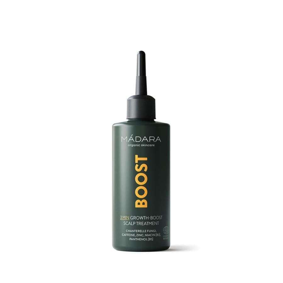 MÁDARA BOOST 3-in-1 Growth-Boost Scalp Treatment -pullo, tummanvihreä, terävällä annostelukärjellä; kierrätettävässä etiketissä lihavoitua keltaista ja valkoista tekstiä; pullo mattamuovia sylinterimäisenä muotona, kapeneva suuttimeen; kaikki teksti painettu suurin tekstausvapain fontein; tuote kuvattu valkoista taustaa vasten; ei käsiä tai muuta rekvisiittaa näkyvissä.