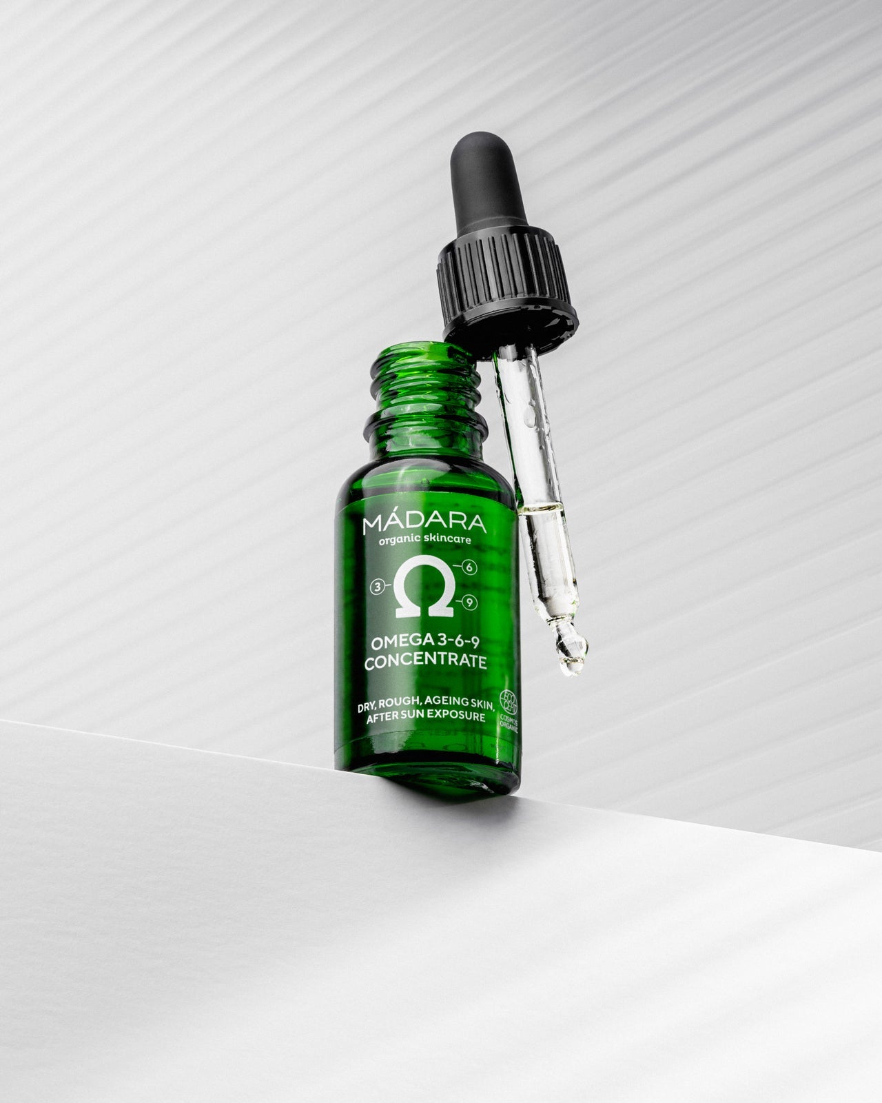 Madara Omega 3-6-9 Concentrate; tiputinpullo lasihyllyllä