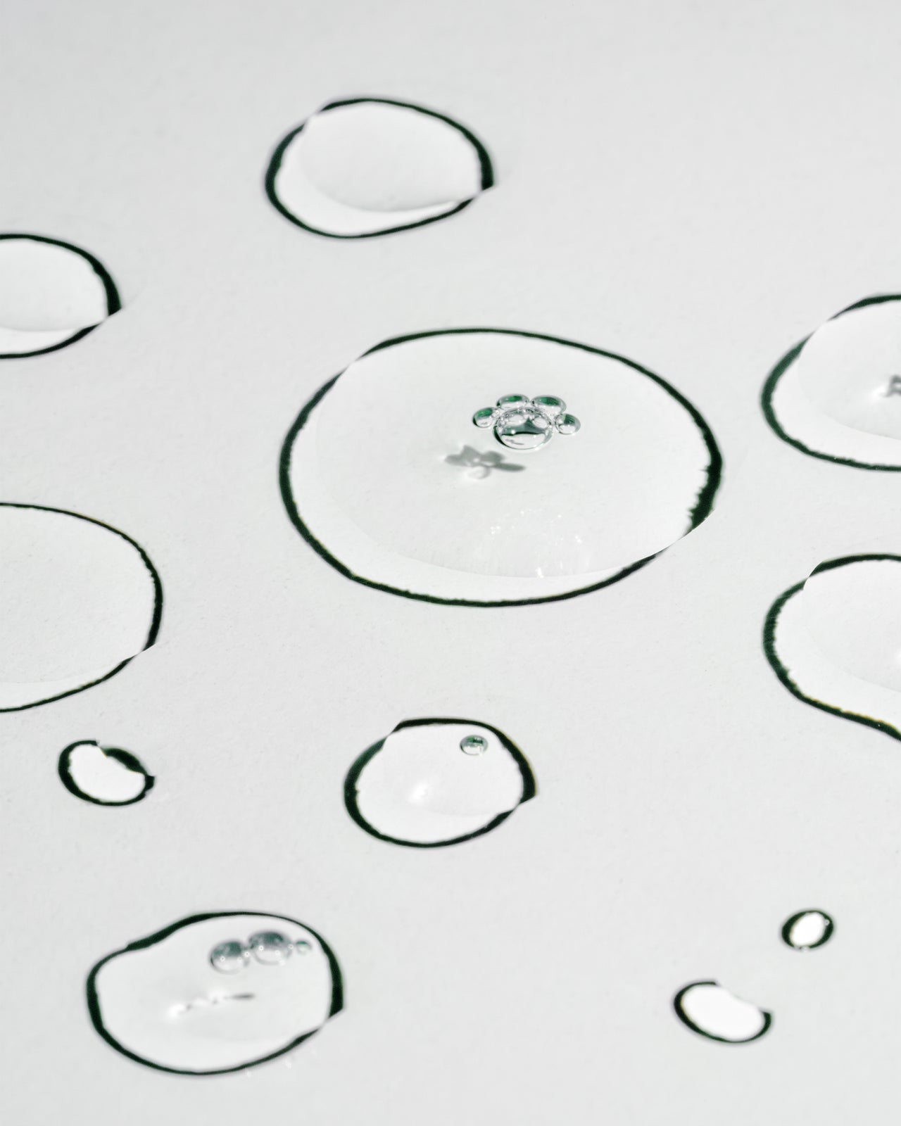 Madara Omega 3-6-9 Concentrate; lähikuva kirkkaista öljytipoista