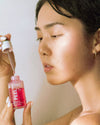 Madara PEEL Hyaluron Intense Kuoriva seerumi; malli pitelee tiputinpulloa