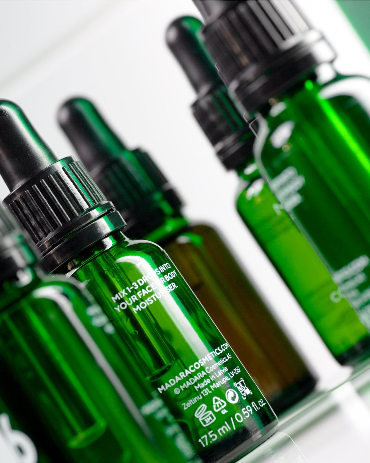 Madara Plant Stem Cell Concentrate; lähikuva vihreistä tiputinpulloista
