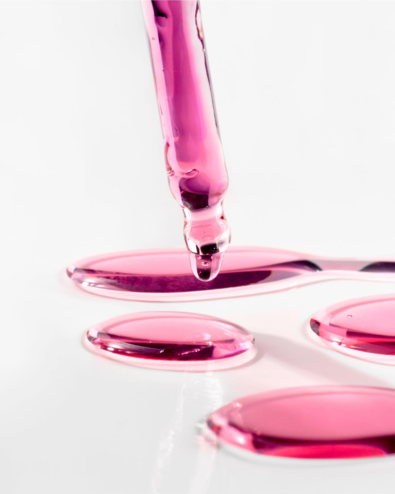 Madara Plant Stem Cell Concentrate; tiputin ja vaaleanpunainen koostumus