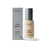 MÁDARA Skin Equal Meikkivoide, sävy Ivory; kirkas, lieriömäinen pullo pumppuannostelijalla ja mustalla korkilla, nestemäistä meikkivoidetta, harmaan suorakulmaisen pahvirasian vieressä; molemmissa teksti "MÁDARA Skin Equal Soft Glow Foundation SPF 15" groteskifontilla; vaalea tausta, ei ihmisiä.