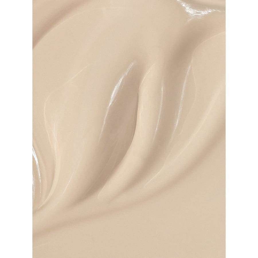 MÁDARA Skin Equal Meikkivoide, sävy Porcelain; lähikuva kermaisesta, beigenvärisestä ihonhoitotuotteesta, sileä ja kiiltävä pinta hienoin kiehkuroin; ei näkyvää pakkausta tai etikettiä; ei ihmisiä tai käsiä.