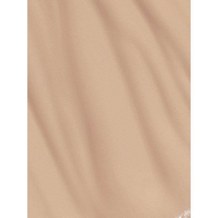 MÁDARA Skin Equal Meikkivoide, sävy Rose Ivory; sileä, vaaleanbeige kangas hienovaraisin aaltomaisin varjoin ja laskoksin, muistuttaen kevyttä satiinimateriaalia; pinnassa näkyvä kiilto; ei pakkausta, etikettiä tai ihmisiä; lähikuva määrittelemättömällä taustalla.