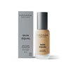 MÁDARA Skin Equal Soft Glow Foundation SPF 15, sävy Sand; lieriömäinen pullo mattabeigellä pinnalla, pystyssä harmaan rasian vieressä; molemmissa mustaa groteskitekstiä tuotenimestä, SPF-luvusta ja luomumeikistä; vaalea tausta, ei ihmisiä; lähikuva tuotteesta.