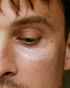 Madara SMART Anti-Fatigue Eye Rescue Silmänympärysvoide; mies, jolla voidetta silmien alla