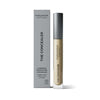 MÁDARA The Concealer, Luminous Perfecting Concealer, sävy Honey; putkilo harmaan rasian vieressä, molemmissa mustaa tekstiä tuotteesta ja brändistä; putkilo matta beige, lieriömäinen, pieni kulmakorkki; rasia suorakulmainen, matta harmaa, suuraakkosin painettu groteskiteksti; vaalea tausta, ei ihmisiä.