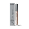 MÁDARA The Concealer, Luminous Perfecting Concealer, luomu, sävy Latte; putkilo harmaan rasian vieressä, molemmissa tuotenimi ja sertifiointilogot; putkilo lieriömäinen, mattaharmaa, minimalistinen muotoilu; rasia harmaa, mattapintainen, moderni groteskiteksti; vaalea tausta, ei ihmisiä.