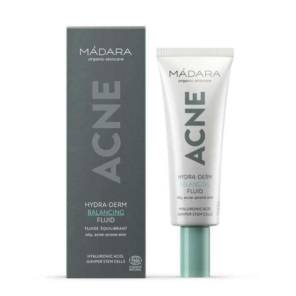 Madara ACNE Hydra-Derm Tasapainottava Kasvoemulsio; tuubi ja pakkaus vierekkäin, molemmat valkoisia ja vihreitä mattapintaisia; tiivis groteskiteksti kertoo tuotteen olevan tarkoitettu rasvoittuvalle ja aknealttiille iholle kosteuttavin ainesosin; suorakulmainen pakkaus pumppukorkillisen sylinterinmuotoisen tuubin vieressä; kuvattu ylhäältä neutraalilla taustalla, ei ihmisiä tai käsiä.