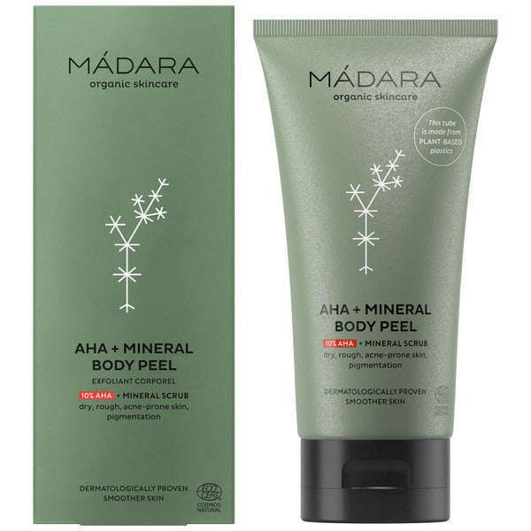 Madara AHA + Mineraalikuorinta vartalolle; vihreä laatikko ja tuubi tekstillä "MÁDARA AHA + MINERAL BODY PEEL", ihonhoitotuote kuorintaan 10 % AHA:lla ja kivennäisainesosin, soveltuu kuivalle, karkealle tai aknealttiille iholle; molemmissa valkoinen teksti ja tähtikuvio; pakkaus mattapinnalla ja suorakulmainen; ei ihmisiä tai käsiä kuvassa, pelkistetty valkoinen tausta, suora edestäpäin otettu tuotekuva.