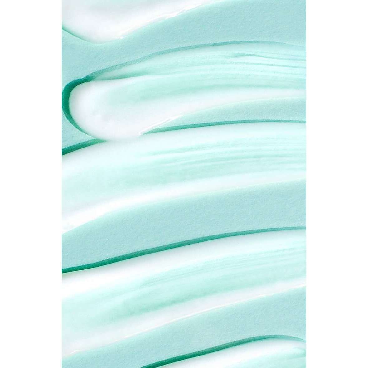 MÁDARA ACNE Intense Blemish & Pore Täsmähoito; lähikuva sileästä, mintunvihreästä ihonhoitovoiteesta levitettynä paksuin, tekstuurisin sivelyin tasaiselle pinnalle, muodostaen kaartuvia viivoja ja pehmeitä liukuvärejä; kiiltävä pinta; ei näkyvää astiaa tai pakkausta; ei ihmisiä, käsiä tai etikettitekstiä kuvassa.