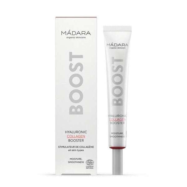 Madara BOOST Hylauronic Collagen Hyaluronihapposeerumi; tuubi ja vastaava suorakulmainen valkoinen pakkaus vierekkäin; molemmissa musta groteskiteksti tuotenimestä ja lyhyt kuvaus englanniksi ja ranskaksi; tuubi mattapintaista hopeaa terävällä korkilla, pakkaus mattavalkoinen; tausta neutraali, ei ihmisiä tai toimintaa kuvassa.