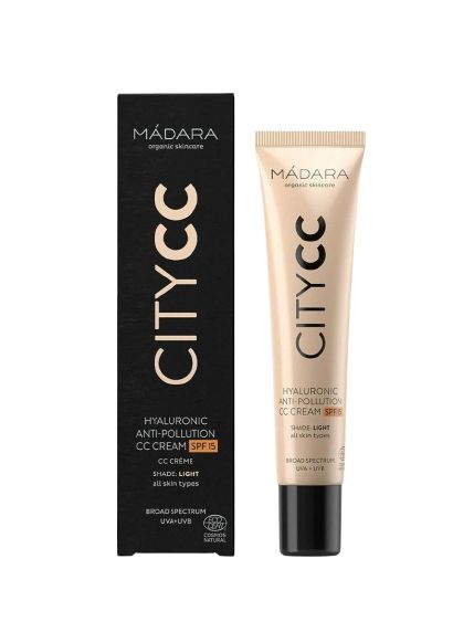 Madara City CC-voide SPF15 Light -tuubi ja pakkaus; hydratoivalla hyaluronihapolla rikastettu CC-voide kaikille ihotyypeille, sävy Light; beige tuubi mattapinnalla ja mustalla korkilla; pakkaus suorakulmainen, musta kultaisin ja valkoisin lihavoiduin typografialla; tuote pystyssä valkoisella taustalla, ei ihmisiä tai käsiä näkyvissä.