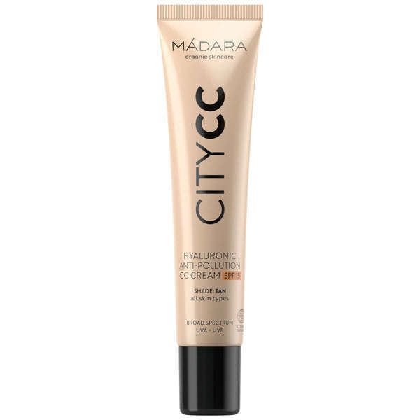 Madara City CC-voide SPF15 Tan; beige tuubi MÁDARA CITYCC Hyaluronic Anti-Pollution CC Cream -tuotetta SPF 15:llä ja kosteuttavalla hyaluronihapolla, merkitty kaikille ihotyypeille sävyssä Tan; puolimatta tuubi sylinterinmuotoisena mustalla muovikorkilla, selkeä musta groteskiteksti; ei käsiä tai ihmisiä kuvassa, pelkistetty vaalea tausta, suora edestäpäin otettu tuotekuva.
