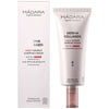 Madara Derma Collagen Night Source Yövoide; tuubi ja laatikko MÁDARA Derma Collagen Night Source Sleeping Cream -tuotetta, merkitty kasvoille, kaulalle ja dekolteelle, suunniteltu väsyneelle ja kuivalle iholle sekä rikastettu kollageenilla kiinteyden ja tiheyden tueksi; molemmat laventelinvärisiä valkoisin groteskitekstein; tuubi sylinterinmuotoinen mattapinnalla, laatikko suorakulmainen; neutraali tausta, ei ihmisiä tai käsiä kuvassa, studiotuotekuva.