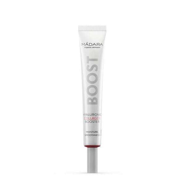Madara BOOST Hylauronic Collagen Hyaluronihapposeerumi; valkoinen tuubi pystyssä valkoisella taustalla, mattapintainen ja sylinterinmuotoinen minimalistisella muotoilulla; musta groteskikirjasin sekä pysty- että vaakasuunnassa; ei ihmisiä tai muita esineitä kuvassa.