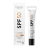 Madara Plant Stem Cell Ultra-Shield SPF50 Aurinkovoide kasvoille, nude-sävy; valkoinen tuubi ja vastaava pakkaus oranssein ja mustin tekstein, merkitty puhtaaksi mineraaliseksi aurinkosuojaksi kasvien kantasoluteknologialla; molemmat suorakulmaisia ja mattapintaisia; moderni versaalikirjasin; ei ihmisiä tai rekvisiittaa, valkoinen tausta, edestäpäin kuvattu studiokuva.