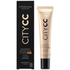 Madara City CC-voide SPF15 Tan; MÁDARA CITY CC Hyaluronic Anti-Pollution CC Cream SPF 15 -tuubi beigenä mustalla mattakorkilla, aseteltuna yhteensopivan suorakulmaisen laatikon viereen samoin sävyin; etiketissä tuotenimi selkeällä lihavoidulla groteskitekstillä; molemmat kuvattu pelkistetyllä vaalealla taustalla, ei ihmisiä tai käsiä kuvassa.