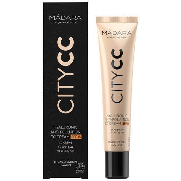Madara City CC-voide SPF15 Tan; MÁDARA CITY CC Hyaluronic Anti-Pollution CC Cream SPF 15 -tuubi beigenä mustalla mattakorkilla, aseteltuna yhteensopivan suorakulmaisen laatikon viereen samoin sävyin; etiketissä tuotenimi selkeällä lihavoidulla groteskitekstillä; molemmat kuvattu pelkistetyllä vaalealla taustalla, ei ihmisiä tai käsiä kuvassa.