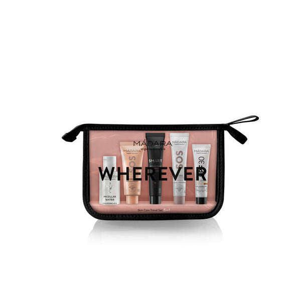 Madara Wherever Travel 5-in-1 Matkapakkaus; läpinäkyvä muovipussi vetoketjulla sisältää viisi Madara-ihonhoitotuubia rivissä, kukin eri tuotenimin ja numeroin merkitty; pussissa teksti "WHEREVER" lihavoiduin mustin versaalein groteskikirjaimin; kaikki esineet vaaleanpunaisella taustalla; ei ihmisiä tai käsiä kuvassa.