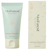 Moi Forest Nurturing Forest Dust Baby Cream; tuubi ja rasia Moi Forest Nurturing Forest Dust Baby Cream -tuotetta, 50 ml; molemmat vaaleanvihreitä ja beigejä mattapinnalla, rasia suorakulmainen ja tuubi lieriömäinen; pieniä lehtikuvituksia pakkauksessa; tuotenimi ja -tiedot yksinkertaisella groteskifontilla; ei ihmisiä tai käsiä näkyvissä; vaalea, neutraali tausta, tavanomainen tuotekuva.