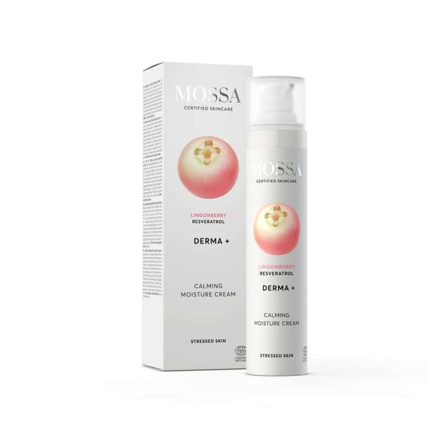 MOSSA Derma+ Calming Moisture Cream, puolukkauutteella ja resveratrolilla; pullo ja rasia, joissa molemmissa persikanvärinen marjakuvitus valkoisella pohjalla; pakkaus mattapintainen, pullo lieriömäinen pumppuannostelijalla; molemmissa mustaa groteskitekstiä; markkinoidaan stressaantuneen ihon rauhoittamiseen; ei ihmisiä tai käsiä, neutraali tausta, suoraan edestä kuvattu.